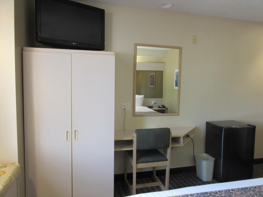 Travelodge By Wyndham Arlington/Dallas Area Экстерьер фото