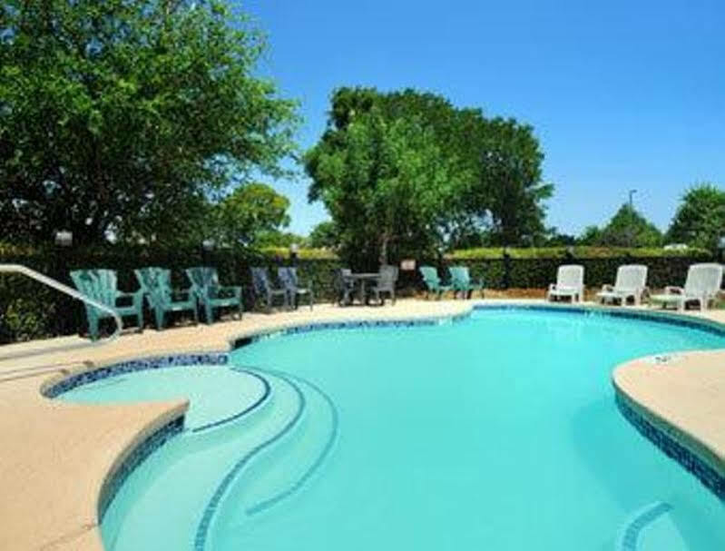 Travelodge By Wyndham Arlington/Dallas Area Экстерьер фото